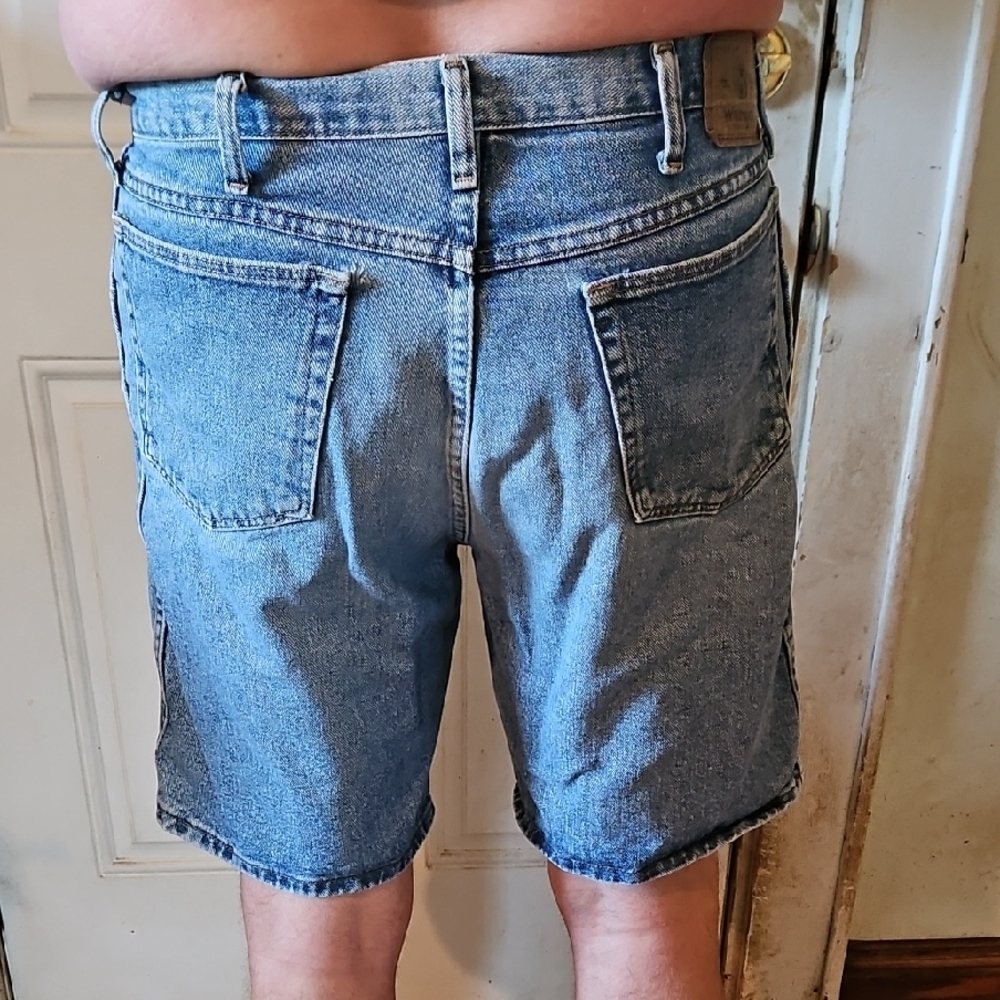 Wrangler Blue Jean Shorts Classic Style. NO Inside Size Tag